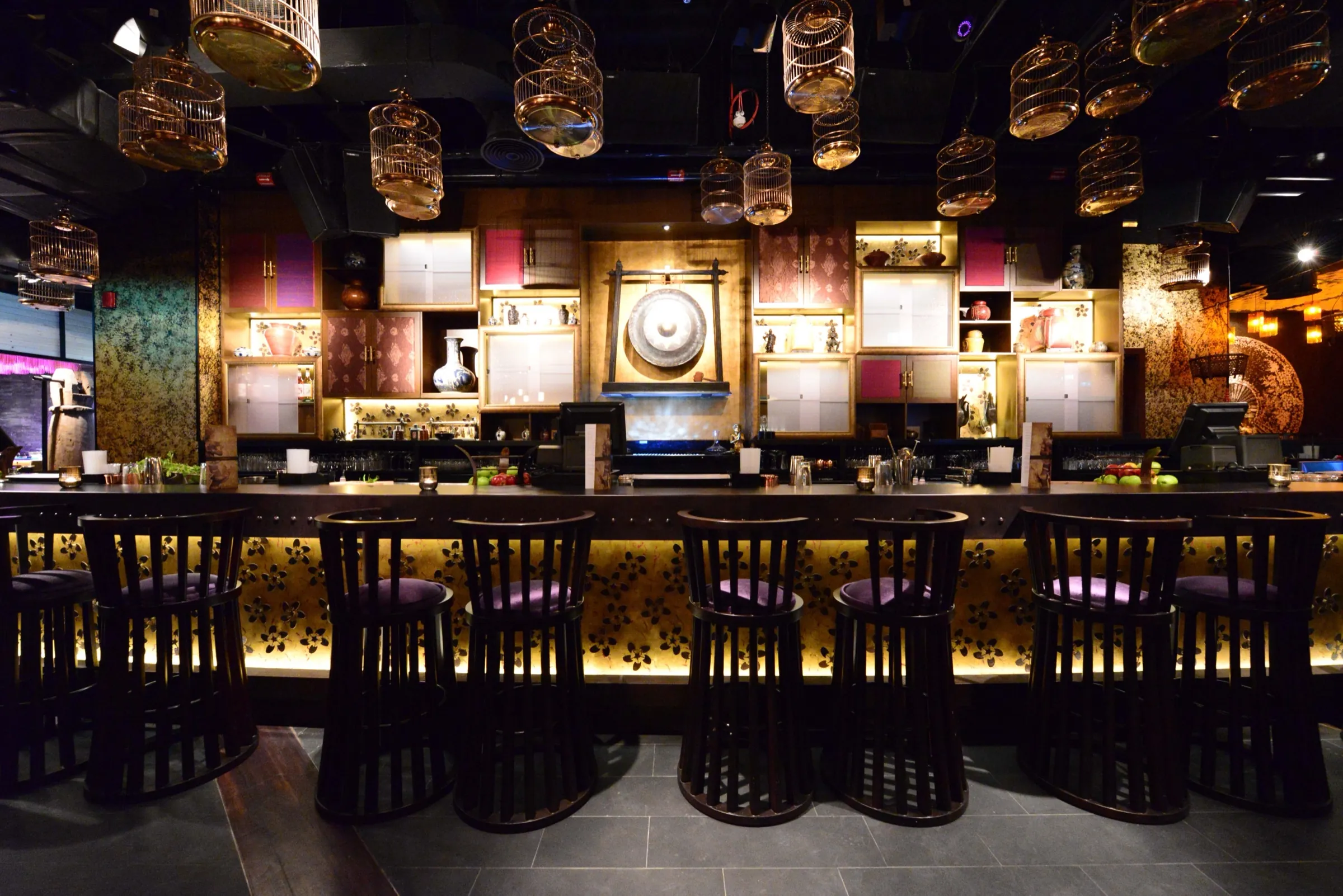 Asia Asia, bar